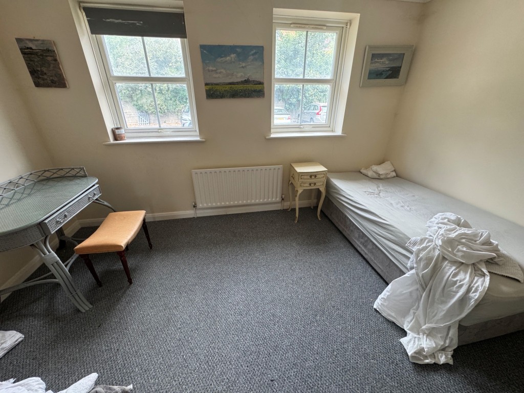 Lot: 168 - FREEHOLD TWO-BEDROOM END-TERRACE HOUSE WITH PARKING - Bedroom 2